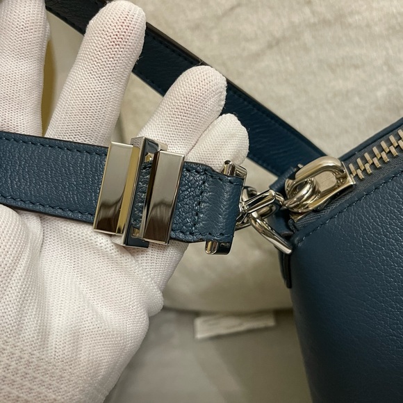 Givenchy Small Antigona Bag - Authentic - Picture 4 of 9